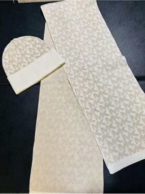 Michael Kors Cream and Beige Knit beanie and scarf
